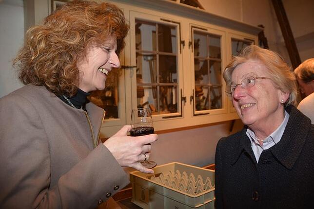 Markgräfin Valerie von Baden versorgt Autorin Birgit Rückert nach ihrer Lesung erst mal mit einem Glas Spätburgunder.