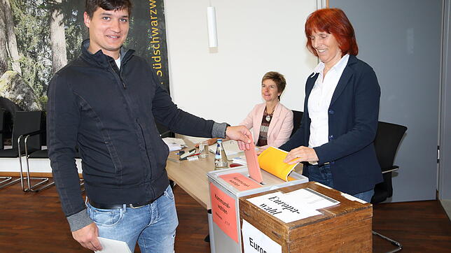 So wie dieser Wähler geben in Unterkirnach sehr viele Wahlberechtigte ihre Stimme für die Kommunalwahlen ab. Bilder: Cornelia Putschbach