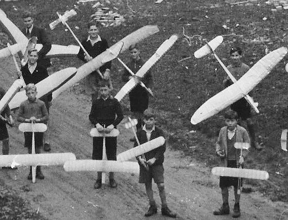Hermann Kramer Anfang der 1930er Jahre mit einem selbstgebastelten Flugzeug (hinten in der Mitte).