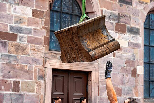 Am Joch aus Eichenholz müssen die Stahlachsen und die Lager ersetzt werden.