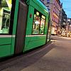 Basel startet in die Herbstferien. Das Bild zeigt eine Tram in Basel (Symbolbild).