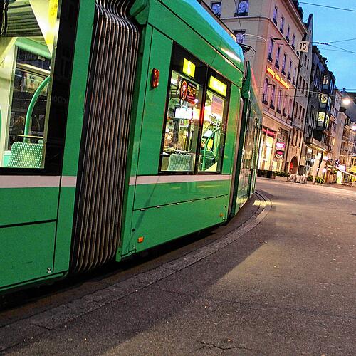 Basel startet in die Herbstferien. Das Bild zeigt eine Tram in Basel (Symbolbild).