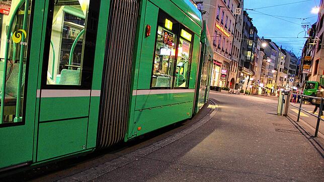Basel startet in die Herbstferien. Das Bild zeigt eine Tram in Basel (Symbolbild).