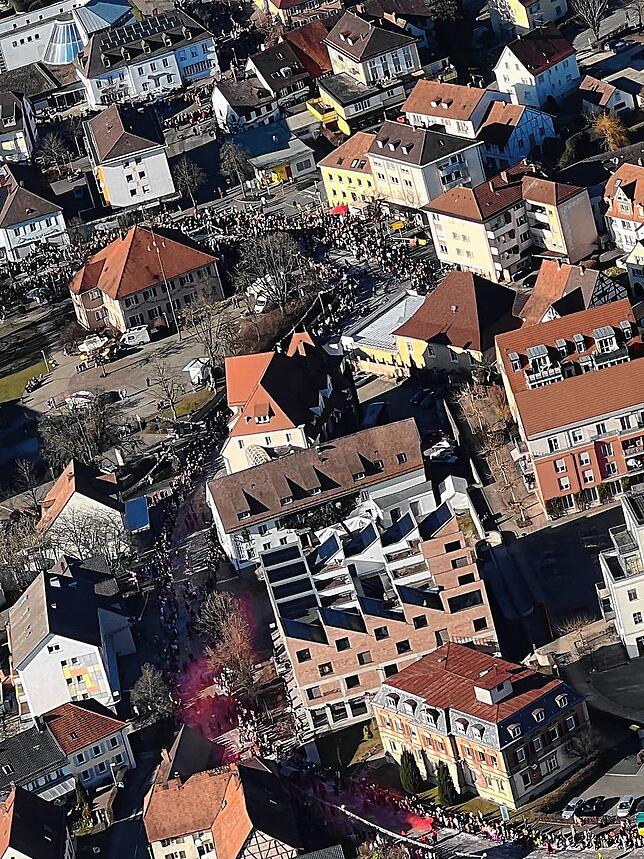 Bild 9: Fasnachtsumzug aus ungewohnter Perspektive: So blicken Segelflieger auf Narren und ihren Umzug