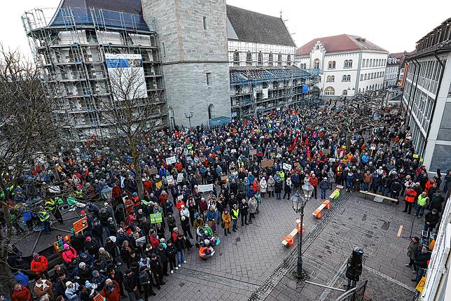 Bild 1: &bdquo;Deutschland ist bunt&ldquo;: Bilder von der Demonstration gegen rechts in Radolfzell
