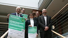 Fritz Link (von links), Hatem Saleh, Katja Bremm, Laura Sunseri (Geschäftsstelle Gesundheitsnetzwerk) und Martin Seuffert freuen sich ...