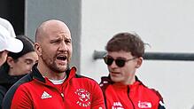 Steffen Keller (links), Trainer des FC Bodman Ludwigshafen, freut sich mit seiner Mannschaft über den 2:1-Sieg.