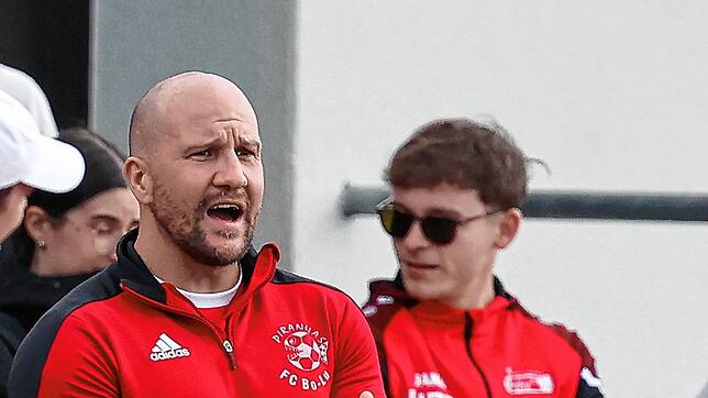 Steffen Keller (links), Trainer des FC Bodman Ludwigshafen, freut sich mit seiner Mannschaft über den 2:1-Sieg.