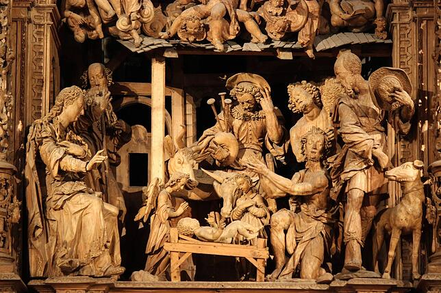 Hund, Dudelsack und versteckte Botschaften: Der Zürn-Hochaltar im Münster, hier die Bethlehem-Szene mit dem Jesuskind im Zentrum des ...