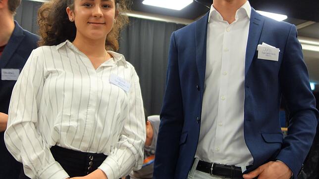 Fabienne Nejad und David Jung moderierten den Abend in der Aula des Gymnasiums.