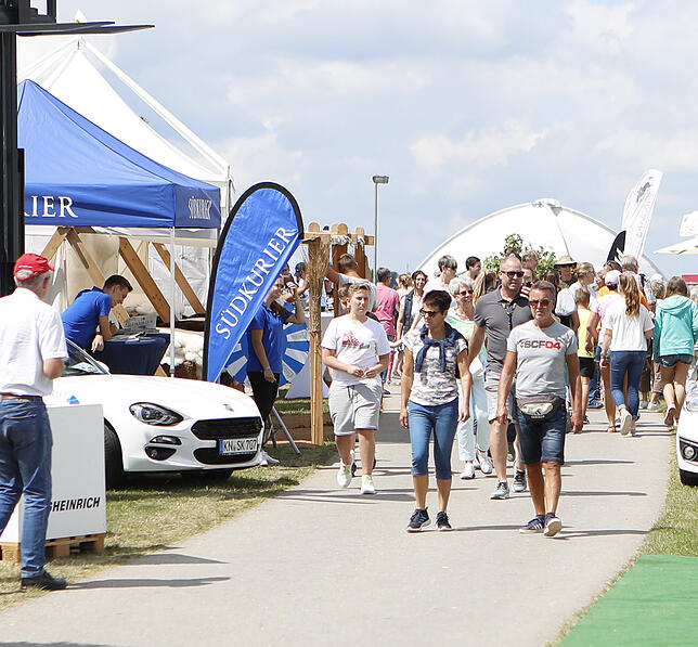 Viel los ist auch im Ausstellungsgelände, links der SÜDKURIER Stand, an dem man ein Cabrio Wochenende gewinnen kann.