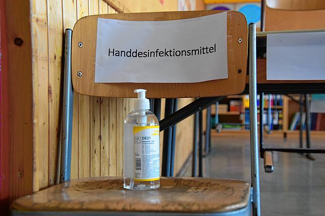 Damit sich die Schüler regelmäßig die Hände desinfizieren können, steht in jedem Klassenzimmer ein Desinfektionsspender bereit.