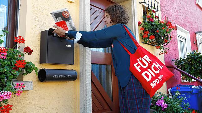 Lina Seitzl geht im Wahlkampf von Haustür zu Haustür. Die SPD-Kandidatin im Wahlkreis Konstanz wurde für ihren Einsatz belohnt. Sie ...