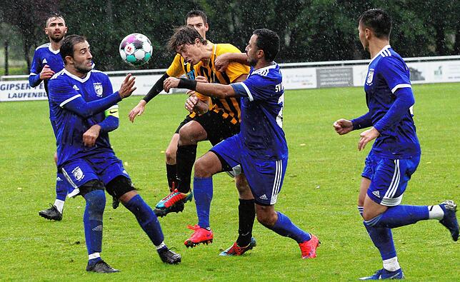 Bild 4: Favorit SV BW Murg siegt im Dauerregen gegen den SV Nöggenschwiel mit 3:1 &ndash; und wir haben die Bilder!