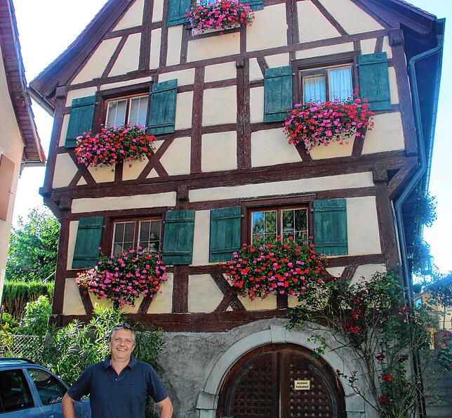 Dirk Hoffmann vor dem Gebäude Rathaussstraße 9, eines der am meisten fotografierten Häuser in der Gemeinde Sipplingen.