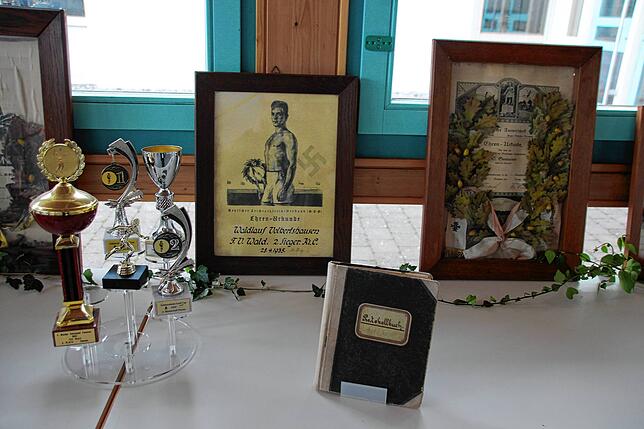 Im Foyer der Zehn-Dörfer-Halle war eine Ausstellung mit Objekten aus der Vereinsgeschichte aufgebaut.