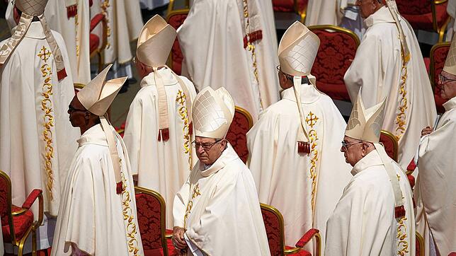 Kardinäle verlassen den Vatikan nach einer Messe, die vom vatikanischen Staatssekretär, Kardinal Pietro Parolin, am zweiten von neun ...