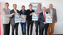 Große Freude auf das CHI Donaueschingen bei Gesamtleiter Kaspar Funke (von links), Sparkassenchef Arendt Gruben, den Reitern Niklas ...