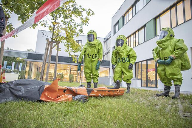 Bild 1: Der gespielte Ernst am Klinikum Konstanz: So bereiten sich Feuerwehr und Notärzte auf Einsätze mit gefährlichen Stoffen vor
