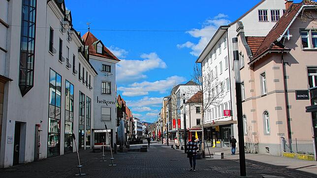 Die Singener Innenstadt bietet derzeit trotz blauen Himmels ein tristes Bild. Durch die Schließung der Geschäfte sind kaum Menschen ...