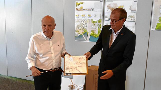 Eckart Rosenberger (links) und OB Klaus Eberhardt stellen den Siegerentwurf vor. Bilder: Ralf H. Dorweiler