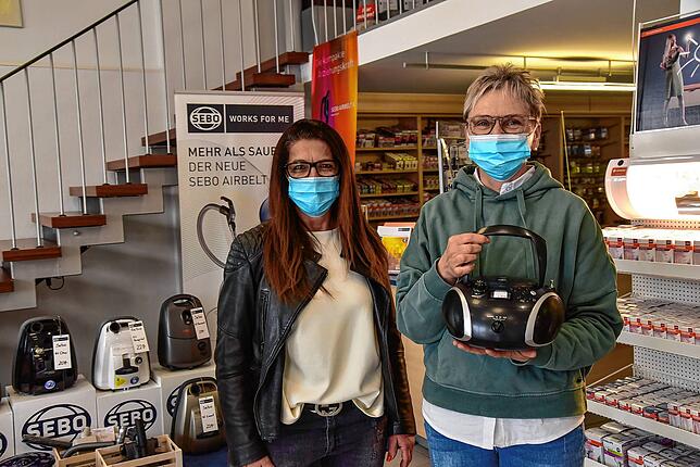 Ljiljana Draschar (links) und Renate Heizmann spüren bei den Kunden eine Verunsicherung wegen der Öffnungsregelungen. Sie ärgern sich, ...