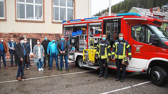 Gesamtkommandant Jochen Löffler und Abteilungskommandant Reinhard Dotter (rechts im Bild) stellen den Gemeinderäten vor der jüngsten ...