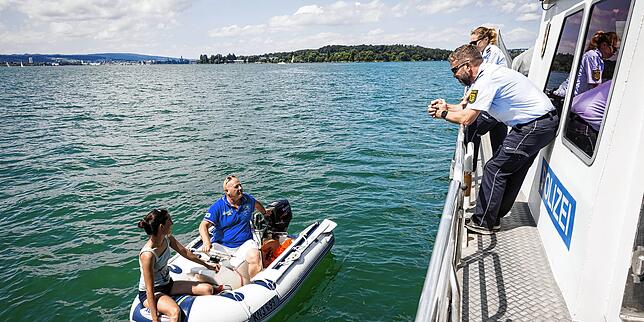 Stephan Bacher und eine Kollegin bei der Routinekontrolle auf dem See.