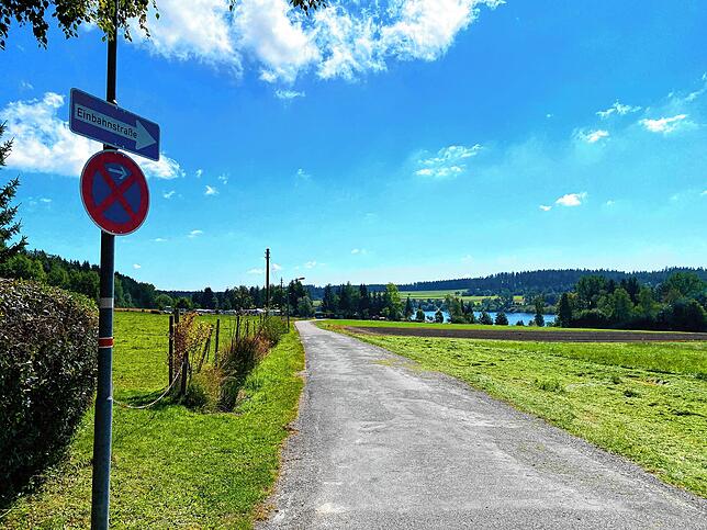 Die Seestraße wird ab der Hausnummer 11 zu einer Einbahnstraße in Fahrtrichtung Campingplatz.