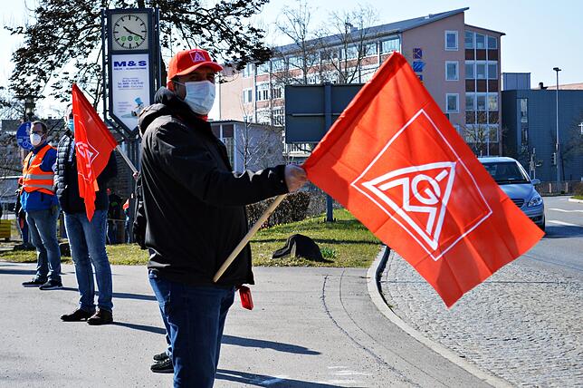 Rote Fahnen: Bei diesem Warnstreik 2021, zu dem die IG Metall aufgerufen hatte, zeigten sich die Gewerkschafter kämpferisch. Am 1. Mai ...