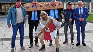 Sie freuen sich auf die Gerichtsverhandlung am Mittwoch, 26. Februar, in Allmendshofen (von links) Bernd Wild, Manuel Hagel, Ulrich ...