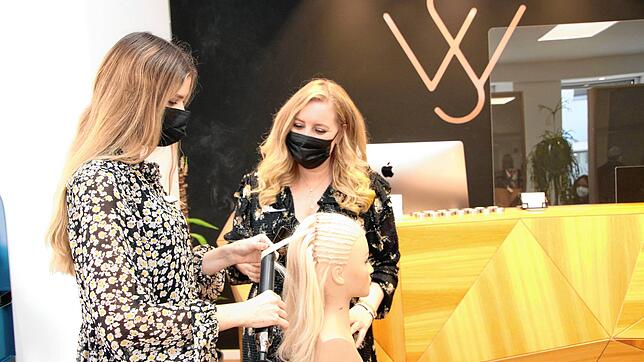 Ein Beruf, der weiter gefragt ist: Alicia Jehle (links) hat gerade ihre Ausbildung bei &bdquo;Friseur Wagner &ndash; Hairdesign by ...