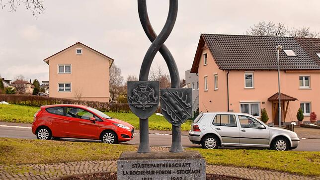 Diese Skulptur in der Zoznegger Straße in Stockach erinnert an die Städtepartnerschaft von Stockach und La Roche. Es handelt sich hier ...
