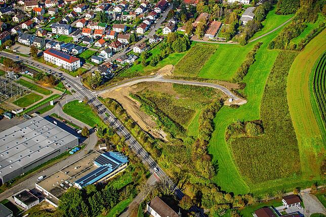 Das künftige Baugebiet Kapellenäcker in Stockach im Oktober 2022. Ein Straßenstück ist bereits erschlossen. 2023 stehen weitere ...