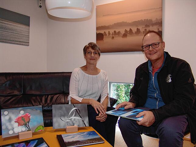 In ihrem Atelier zeigt Karin Gommeringer Rainer Schüle ihre Fotoarbeiten.