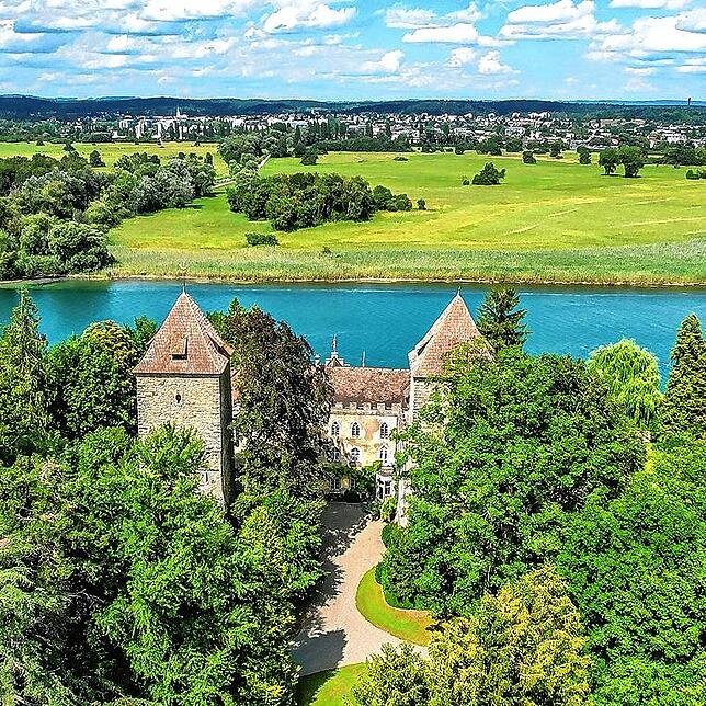 So ist der Blick auf das Schloss Gottlieben von der Schweizer Seite des Seerheins aus.