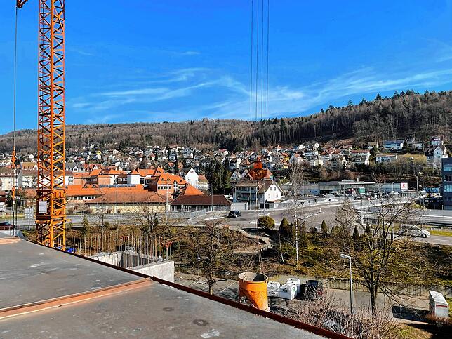 Blick aus dem zweiten Obergeschoss auf die Kolpingbrücke.