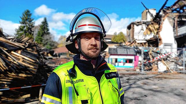 Der Murger Feuerwehrkommandant Markus Döbele am Tag nach dem Großeinsatz auf dem Brandgelände. Es hätte alles sehr viel schlimmer kommen ...