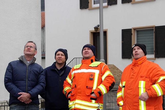 Aufmerksam verfolgen die Feuerwehrleute und Stadträte von der Handwerkerstraße aus die Vorführungen mit der Drehleiter. Von links ...