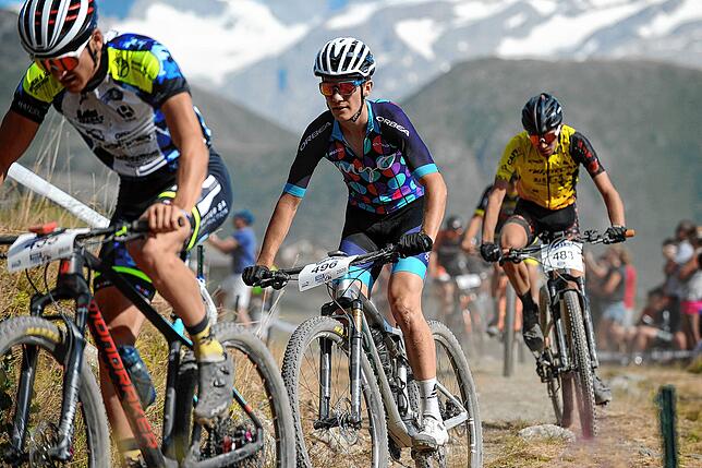 Aufholjagd: Miron Lipp (Mitte, beim Rennen im vergangenen August in Alpe d‘Huez arbeitete sich beim Bundesliga-Auftakt in ...