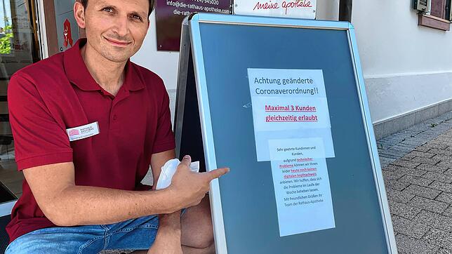 Bernhard Lobmeier betreibt die Rathaus-Apotheke in St. Georgen. Weil er die Zugangsdaten für das Portal mein-apothekenmanager.de noch ...