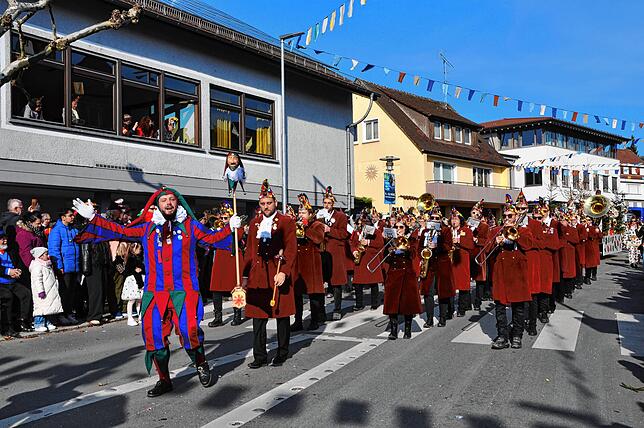 Bild 5: Historische Narrenzunft begeistert mit ihrem Umzug am Fasnetssunntig