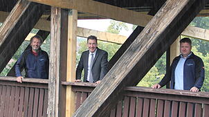 Volkmar Weber vom   Tiefbauamt, Oberbürgermeister Erik Pauly und Tiefbauamts-Leiter Dirk Monien (von links) besichtigen den Siedlersteg. ...