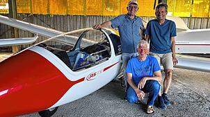 Sie teilen die Leidenschaft fürs Fliegen: Michael Schuster, Vorsitzender der Segelfluggruppe (hinten links), Fluglehrer Helmut Jungmann ...