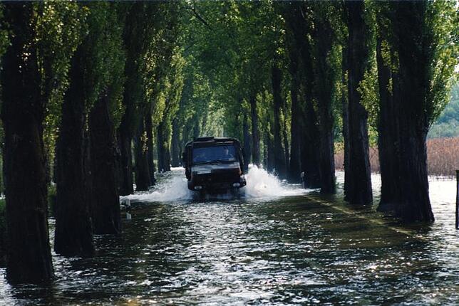 Der Inseldamm unter Wasser, nur die Spezialfahrzeuge der Bundeswehr kommen durch: das Hochwasser im Jahr 1999 ist vielen noch in ...