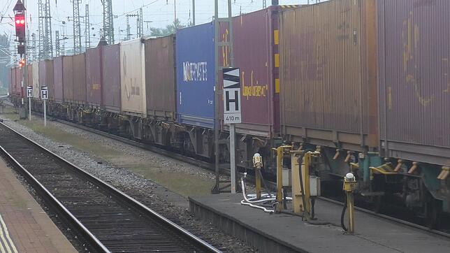 Ein Güterzug im Badischen Bahnhof in Basel. Vor 25 Jahren gab es Pläne, den Schweizer Güterverkehr auf einer Teilstrecke über ...