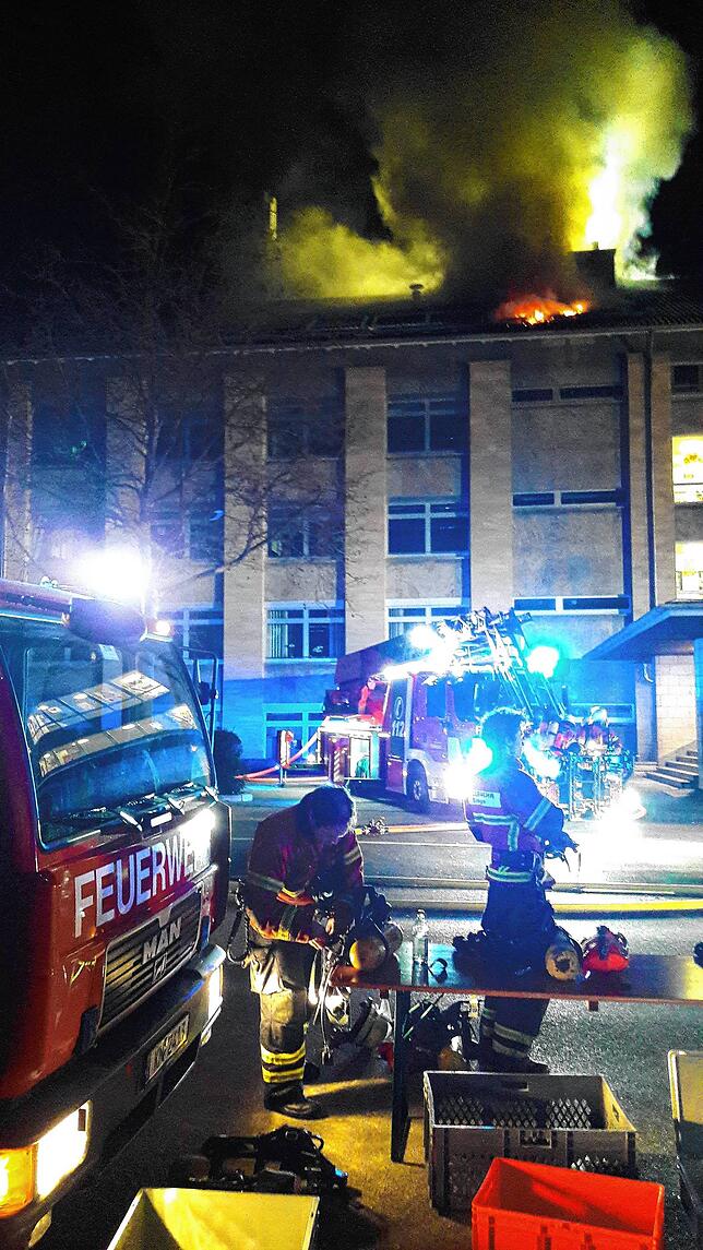 Beim Eintreffen der Feuerwehr züngeln Flammen aus dem Dach der Robert-Gerwig-Schule.