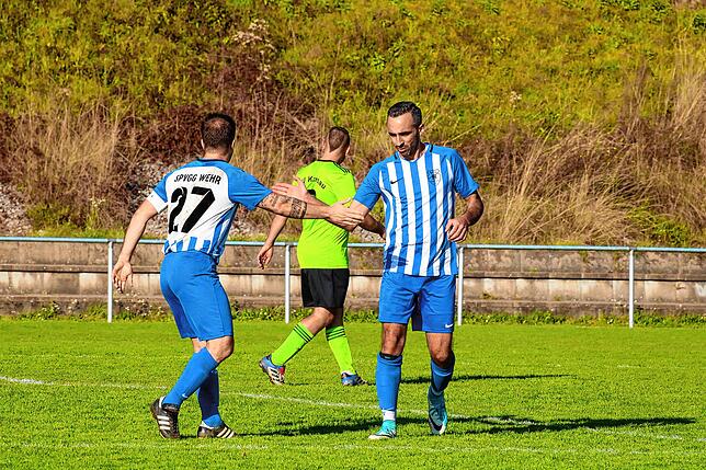 Bild 11: SV Karsau verteidigt die Tabellenspitze durch einen 4:2-Erfolg gegen Verfolger Spvgg. Wehr