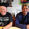 Siegfried Blum (link( mit der Narrenpfarrer-Kappe und Markus Kast verkörpern prägende Gestalten der Heiligenberger Wolkenschieber-Zunft. ...