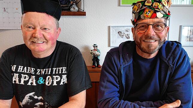 Siegfried Blum (link( mit der Narrenpfarrer-Kappe und Markus Kast verkörpern prägende Gestalten der Heiligenberger Wolkenschieber-Zunft. ...